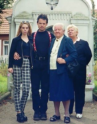 Alžběta Hurtová s dcerou Jarmilou a vnukem Robertem s Jaroslavou